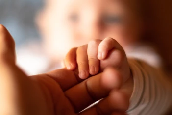 baby-holding-mom-finger.jpg